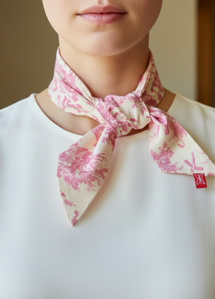 Model wearing a pik toile de jouy patterned twilly 